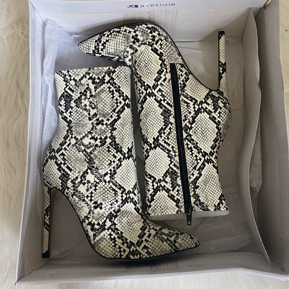 New in box Steve Madden Whimsey snake print bootie heels (6.5)